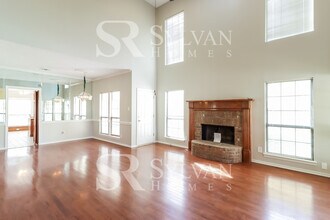 18732 Voss Rd in Dallas, TX - Building Photo - Building Photo