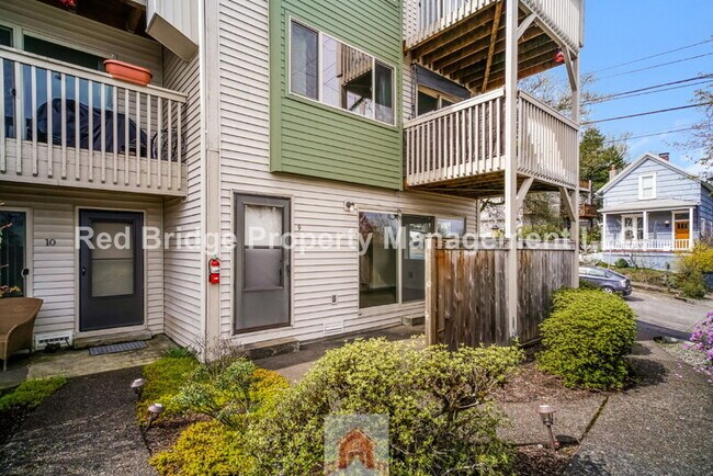 4310 S View Point Ter in Portland, OR - Building Photo - Building Photo