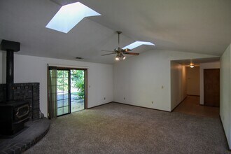 6827 Creekside St in Redding, CA - Building Photo - Building Photo