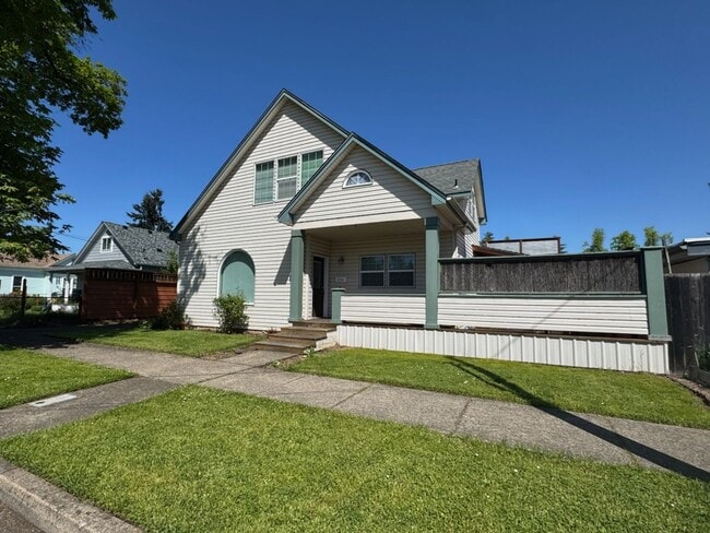 236 E Madison Ave in Cottage Grove, OR - Building Photo - Building Photo