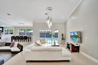 2001 NE 214th St in Miami, FL - Building Photo - Building Photo