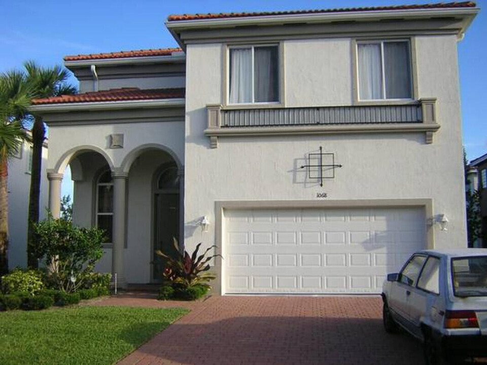 1068 Grove Park Cir in Boynton Beach, FL - Building Photo