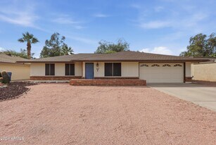 620 S Essex Ln in Mesa, AZ - Building Photo