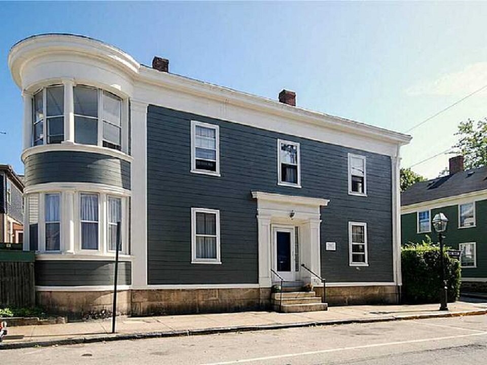 216 Spring St, Unit 1 in Newport, RI - Foto de edificio