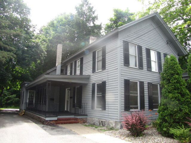 142 Bay St, Unit 1ST FLOOR in Glens Falls, NY - Foto de edificio