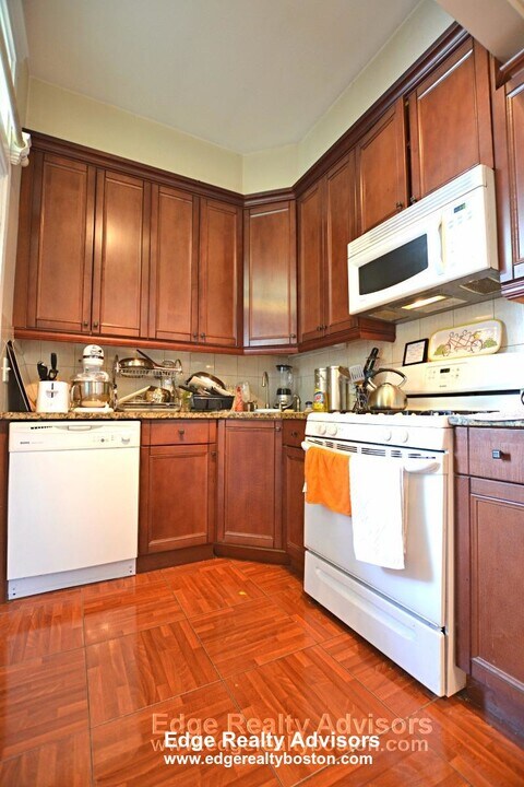 8 Delaware Pl, Unit 3 in Boston, MA - Building Photo