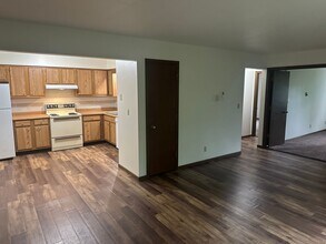 Immaculate Updated 2 Bedroom in Rockford, IL - Foto de edificio - Building Photo