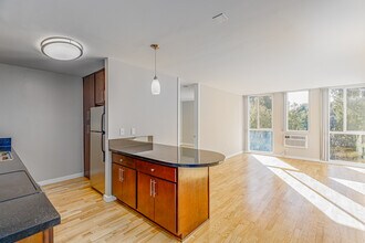 Park East Apartments in San Diego, CA - Building Photo - Interior Photo