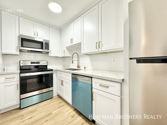 5111 Harold Way, Unit 302