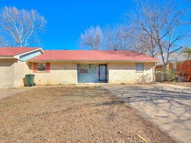 2207 Donna Dr in Norman, OK - Building Photo