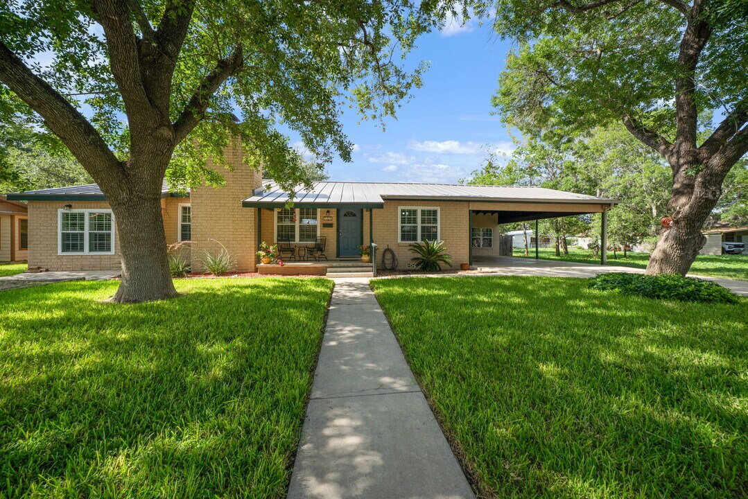 908 29th St in Hondo, TX - Building Photo