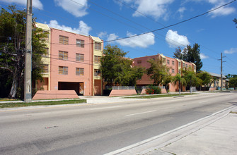 Opa Lakes in Miami, FL - Foto de edificio - Building Photo