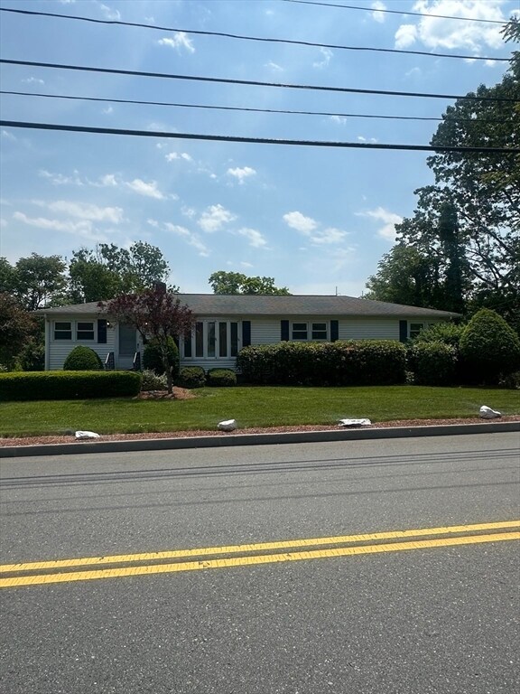 585 Burncoat St in Worcester, MA - Building Photo - Building Photo