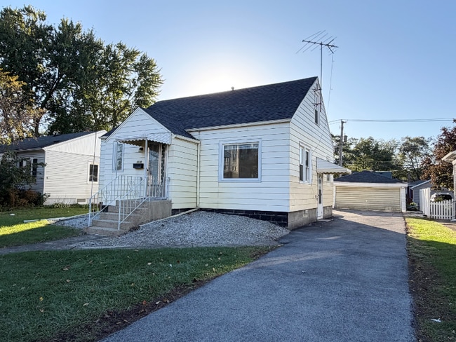 18534 Wentworth Ave in Lansing, IL - Foto de edificio - Building Photo