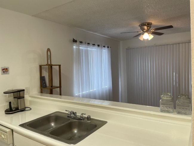 38604 10th St E in Palmdale, CA - Foto de edificio - Building Photo