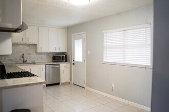 516 Magnolia Dr in Crosby, TX - Building Photo - Building Photo