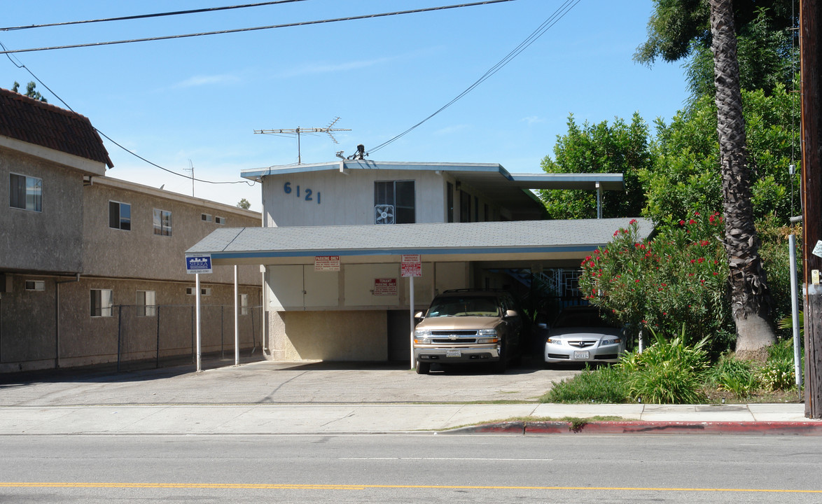 6121 Whitsett Ave in North Hollywood, CA - Building Photo