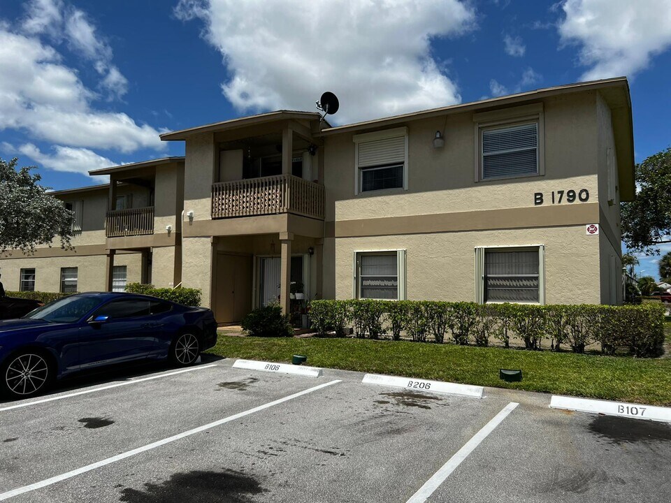 1790 Abbey Rd in West Palm Beach, FL - Building Photo