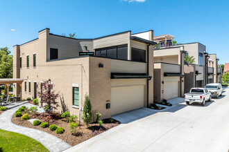 Grand Oakcrest Townhomes in Des Moines, IA - Building Photo - Building Photo