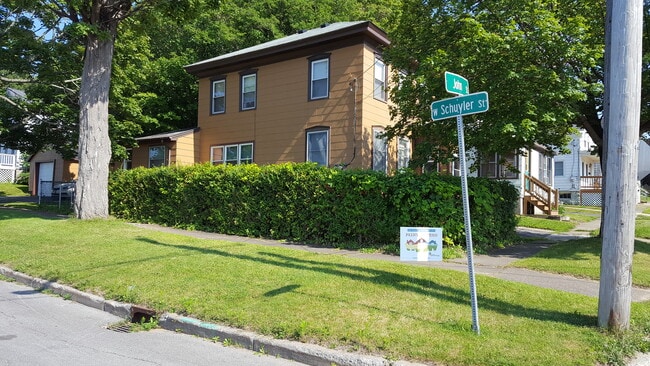 1 John St, Unit A in Oswego, NY - Foto de edificio - Building Photo