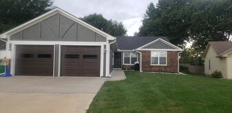 1102 Hampton Dr in Platte City, MO - Building Photo