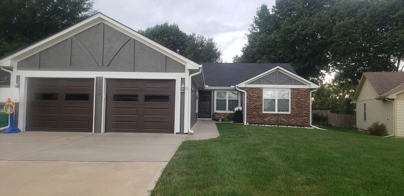 1102 Hampton Dr in Platte City, MO - Building Photo