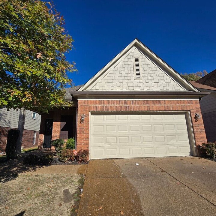 2160 Berry Garden Cir E in Memphis, TN - Building Photo