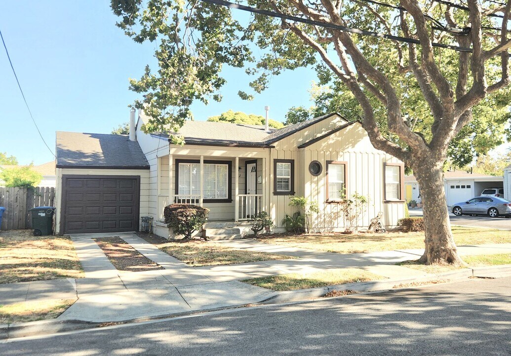 902 E Santa Inez Ave in San Mateo, CA - Building Photo