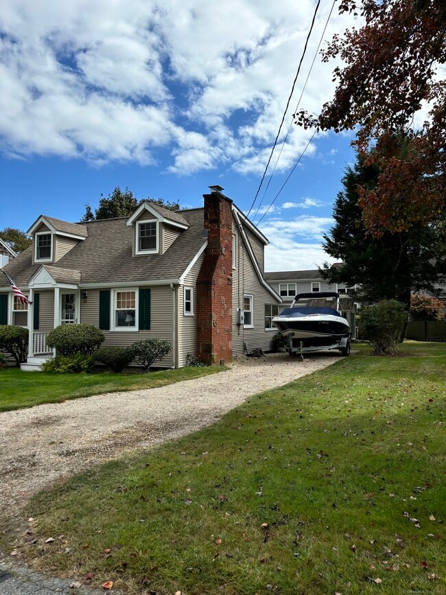 42 Sea Breeze Ave in East Lyme, CT - Building Photo - Building Photo