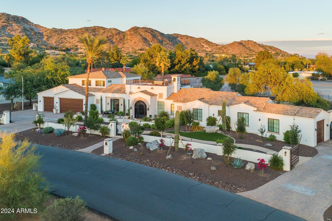 6521 N Smoke Tree Ln in Paradise Valley, AZ - Foto de edificio