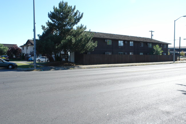 Walnut Manor in Yakima, WA - Building Photo - Building Photo