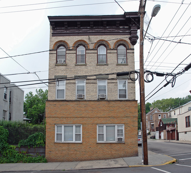 550 13th St in Union City, NJ - Foto de edificio - Building Photo