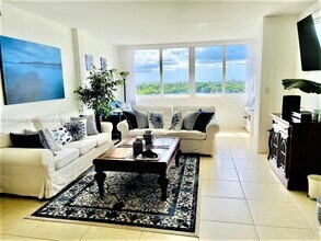 5005 Collins Ave in Miami Beach, FL - Foto de edificio - Building Photo