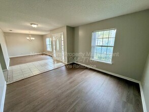 2094 Forest Gate Dr W in Jacksonville, FL - Building Photo - Building Photo