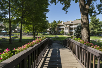 Sturbridge Square Apartments in Westlake, OH - Building Photo - Building Photo