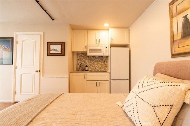 327 3rd St, Unit 7 in Laguna Beach, CA - Foto de edificio - Building Photo