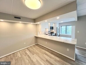 118 Roberts Ln in Alexandria, VA - Building Photo - Building Photo