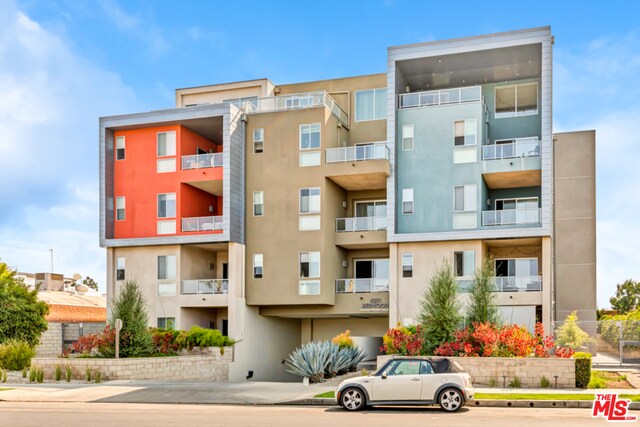 4211 Redwood Ave-Unit -305 in Los Angeles, CA - Building Photo