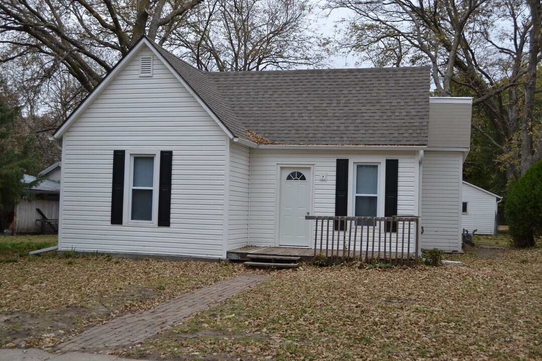 815 Lincoln Ave in Clay Center, KS - Building Photo