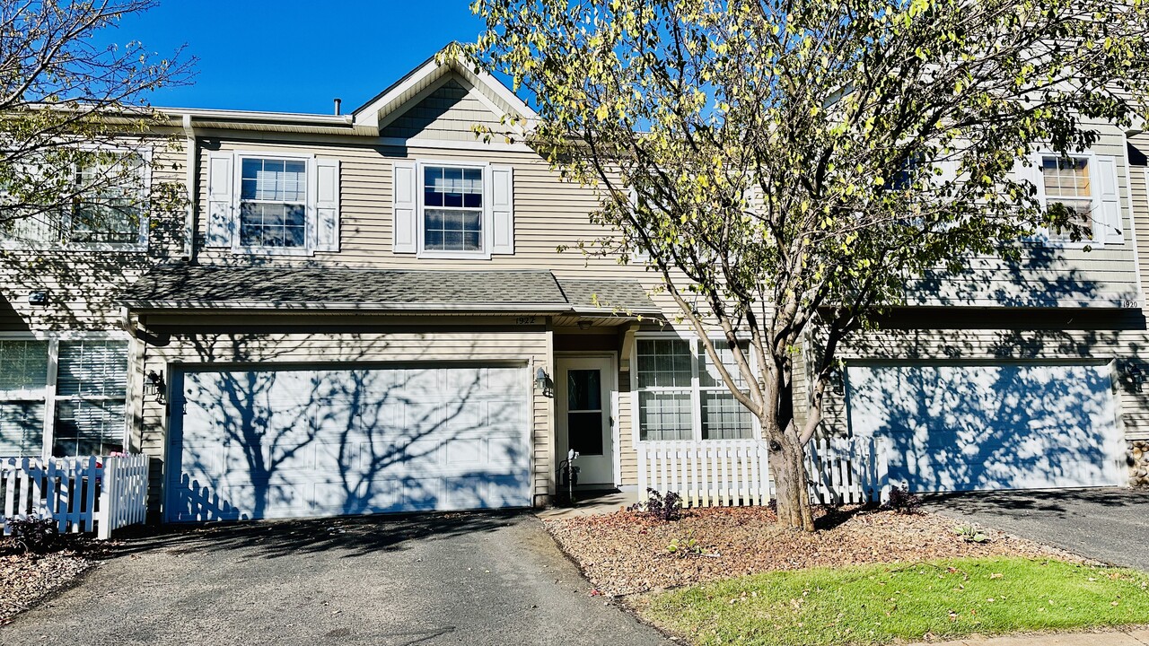 1922 Bluestem Ln in St. Paul, MN - Building Photo