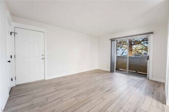 7300 W Pirates Cove Rd in Las Vegas, NV - Building Photo - Building Photo