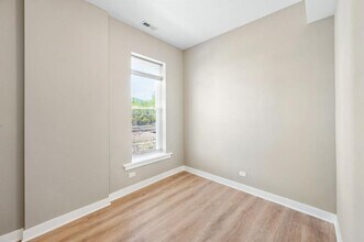 1756 W School St in Chicago, IL - Building Photo - Building Photo