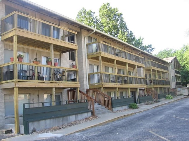 Somerset Villa in Lee's Summit, MO - Building Photo - Building Photo