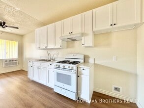 15552 Nordhoff St in Los Angeles, CA - Foto de edificio - Building Photo