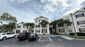 2803 N Oakland Forest Dr, Unit 203 in Oakland Park, FL - Building Photo