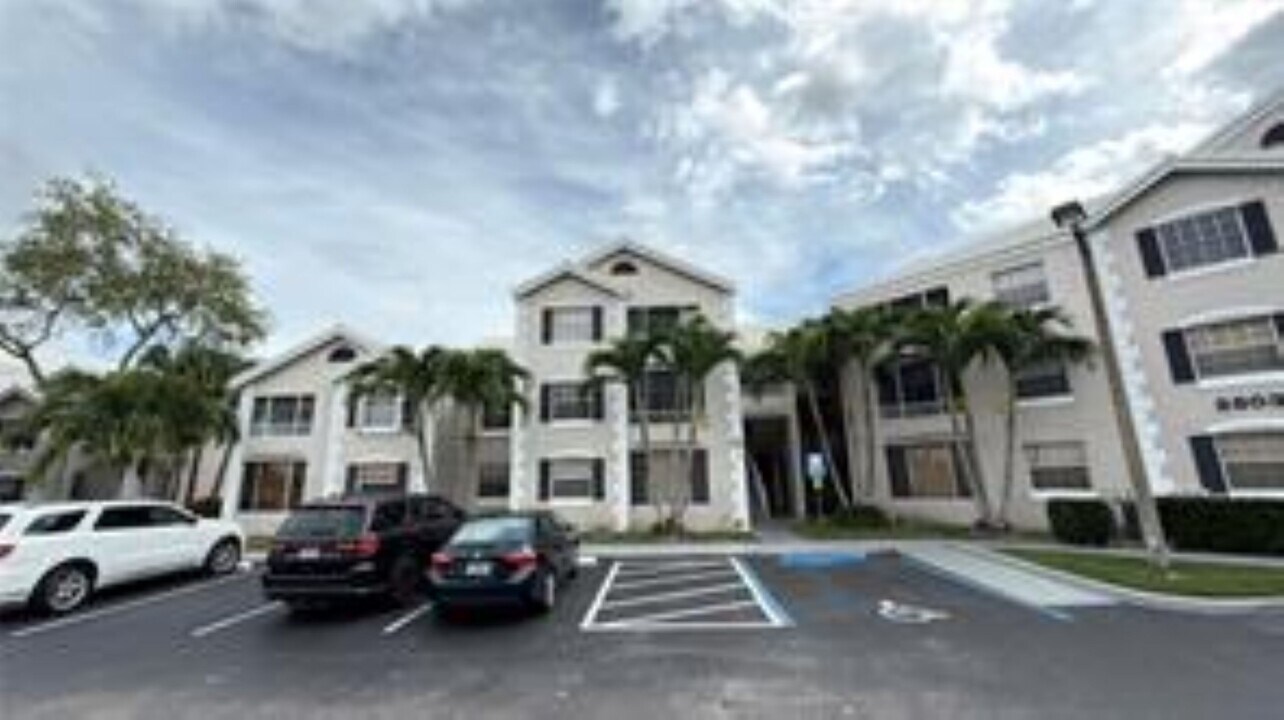 2803 N Oakland Forest Dr, Unit 203 in Oakland Park, FL - Foto de edificio