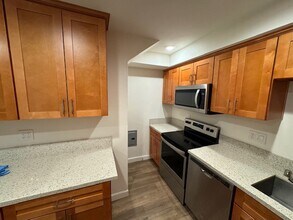 11015 Kittridge St, Unit 121 in North Hollywood, CA - Building Photo - Building Photo