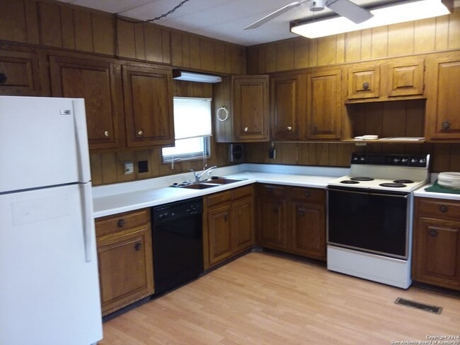 8454 Braewick Dr in San Antonio, TX - Building Photo - Building Photo