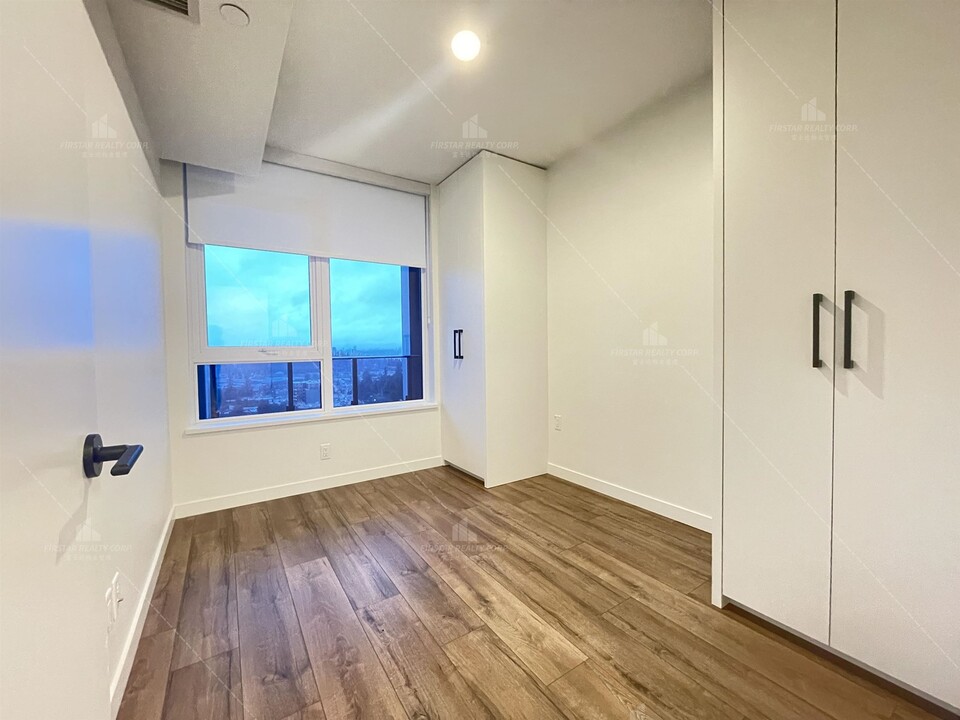 10448-10448 University Dr in Surrey, BC - Building Photo