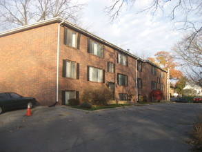 Windsor Manor North Apartments in Cedar Rapids, IA - Building Photo - Building Photo